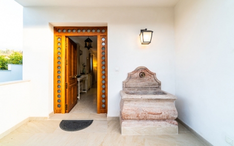 La entrada desde el camino del pueblo es discreta